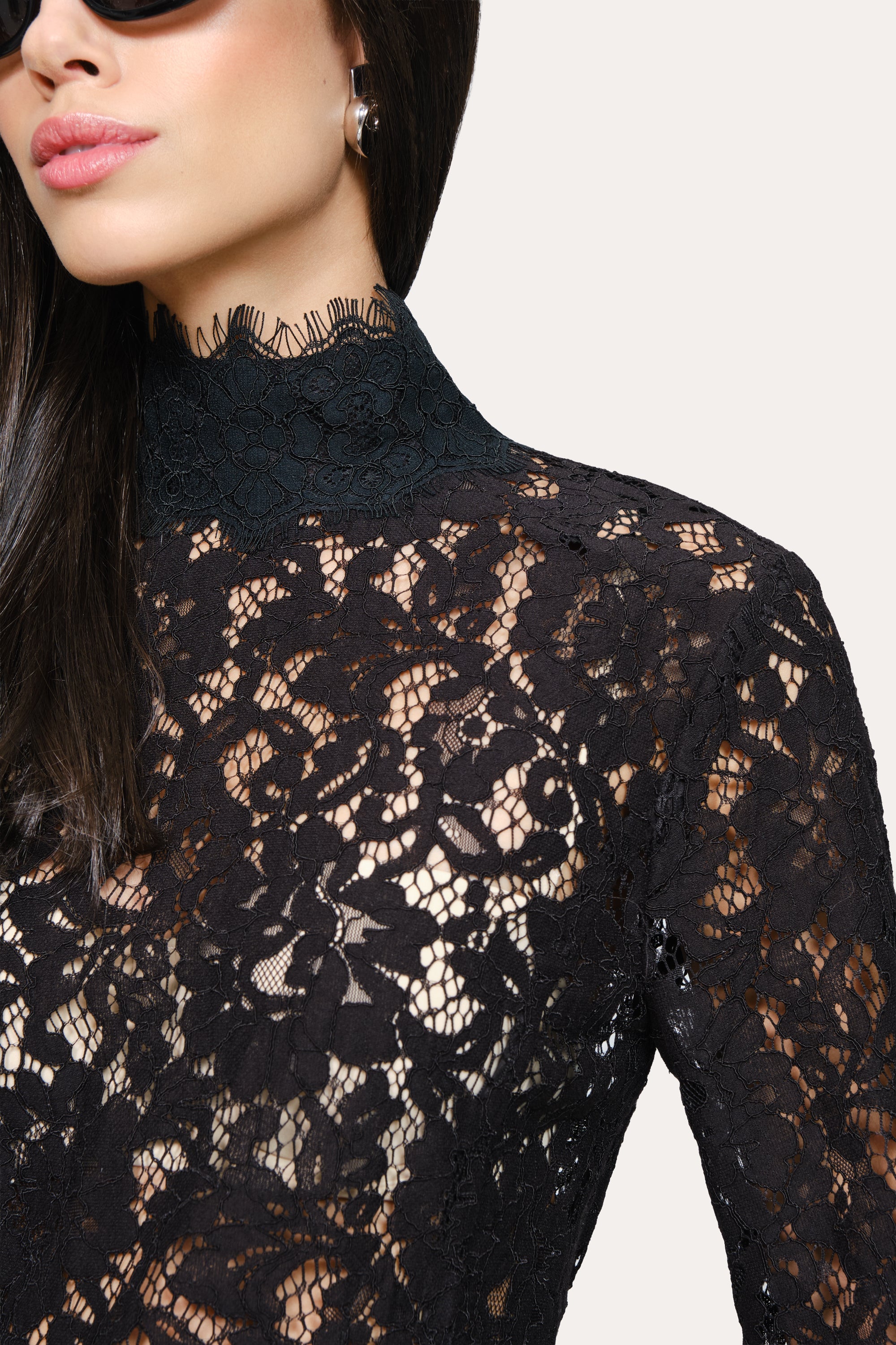 NOIR LACE TOP
